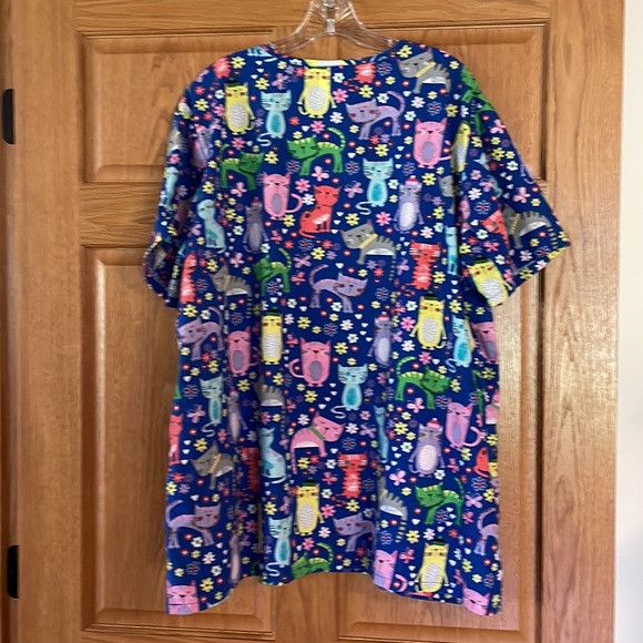 UA Scrubs Size 2XL Top NWOT - Picture 7 of 8